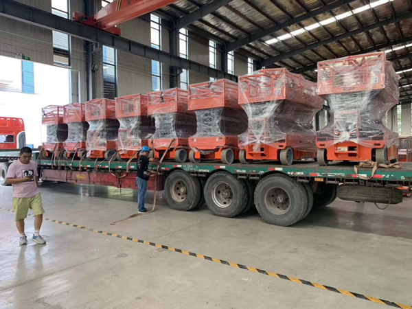 全自行液壓升降平臺(tái) 全自行液壓升降平臺(tái)